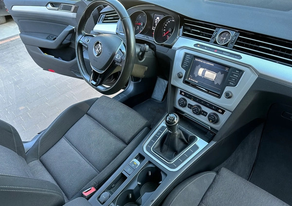 Volkswagen Passat cena 64900 przebieg: 239000, rok produkcji 2017 z Kock małe 56